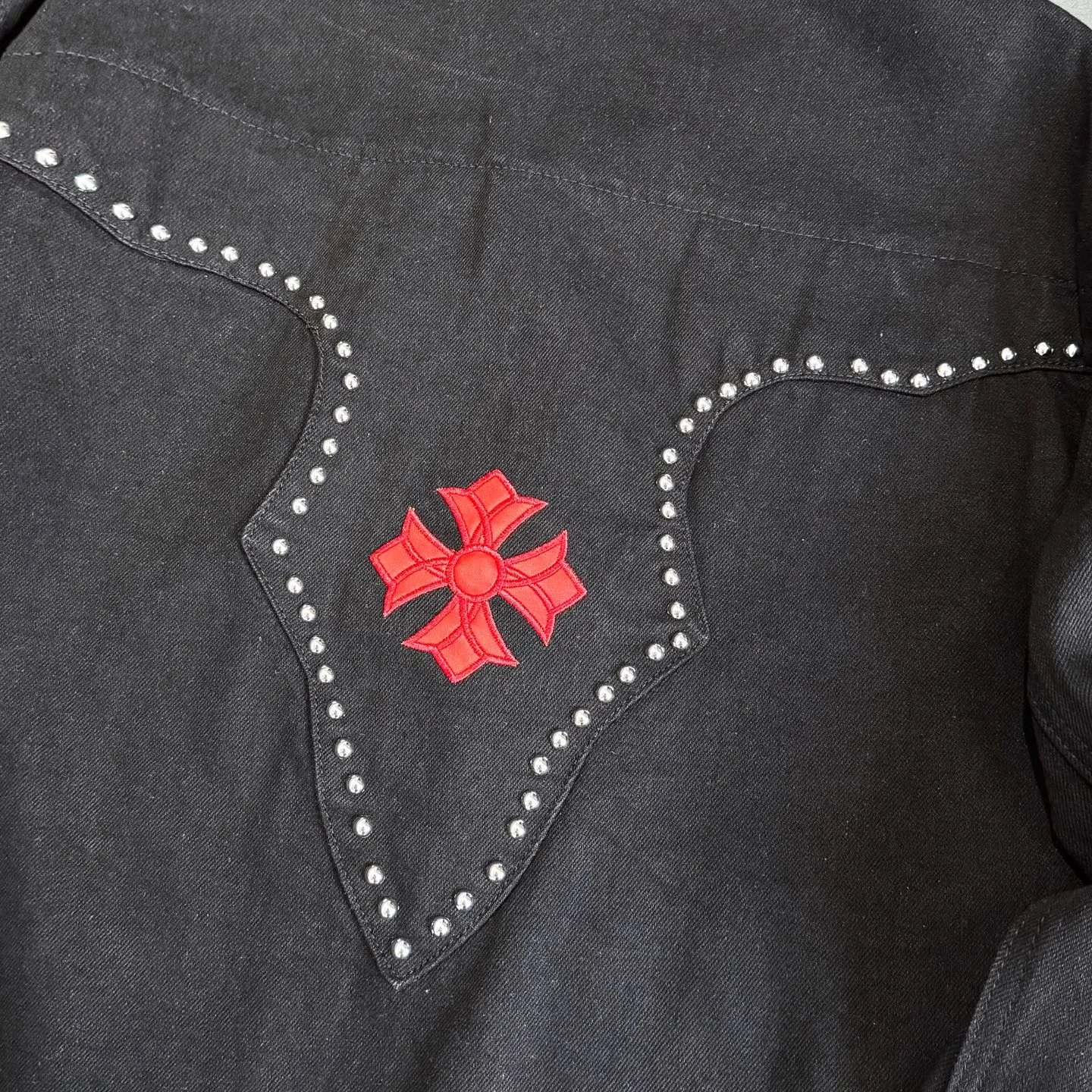 P280 Chrome Hearts Chrome Hearts heavy-duty denim jacket with rivets and multiple farts. The same model as the Internet celebrity star. The cross-printed denim jacket has a unique cross design element and is full of design. It is made of 100% denim cotton fabric with heavy coarse yarn count, which ensures a stiff and tough silhouette while being soft, comfortable and breathable. The lapel is designed with silver buttons and is full of texture. The classic white cross logo is all over the dress, making it a perfect versatile style for spring and summer! The original loose version is made of high-quality pure cotton fabrics. The fabric pattern is high-definition and delicate without burrs. It is comfortable and breathable to wear. All the buttons are molded and customized. It is casual and fashionable and can be matched with any bottoms. It can be windproof and sunproof in spring and summer. It can be worn outside in autumn and winter! Easily concave shape makes you look slimmer and taller, perfect for both men and women! Color: Black Size: S M L XL